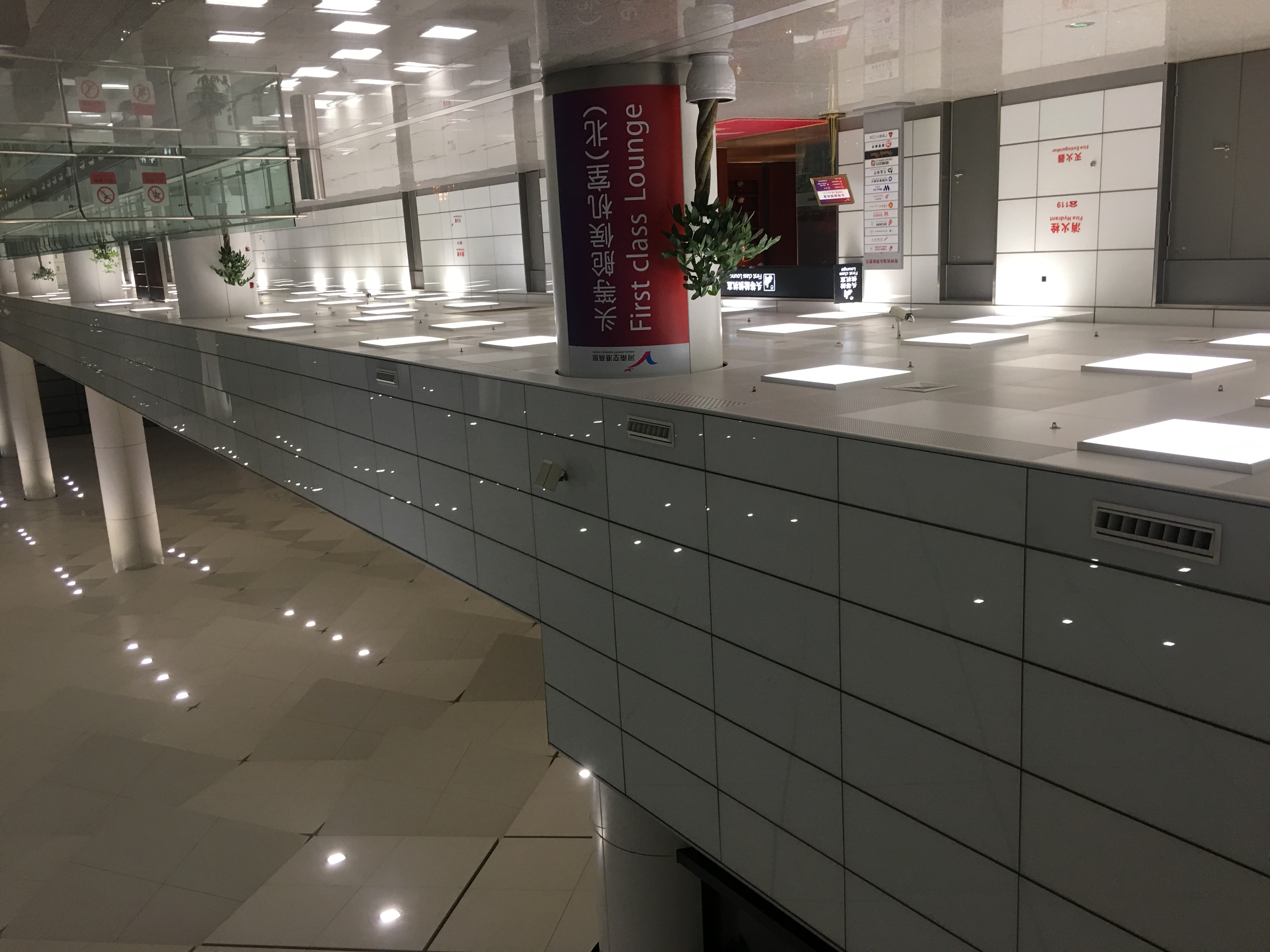 钢化ly官网在大厅走廊中运用